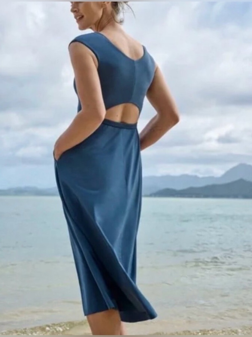 ATHLETA Ryder Midi Dress in
Jay Blue Minimalist Athleisure  Travel Wear
Sz Large